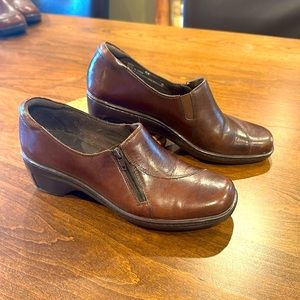 Barely Worn Dark Brown Leather Slip On Clark’s size 8.5